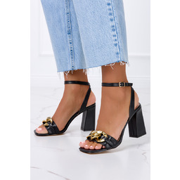 Czarne sandały na słupku ze złotym łańcuchem