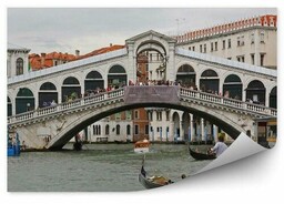 most Rialto kanał Grande budynki gondole ludzie Wenecja