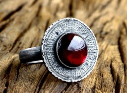 Pakamera Srebrny pierścionek tribal z naturalnym kamieniem, granat