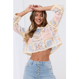Szydełkowa bluzka typu crop top w stylu boho