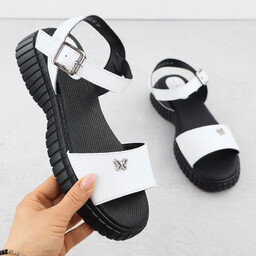 Skórzane sandały damskie na grubej podeszwie z motylkiem