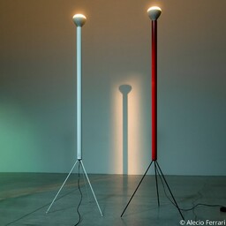FLOS Lampa stojąca Luminator, czerwona, wysokość 189 cm,