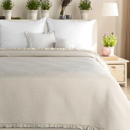 Narzuta pikowana beżowa z ozdobną falbanką NPG-02