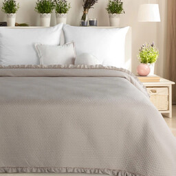 Narzuta pikowana ciemnobeżowa z ozdobną falbanką NPG-03