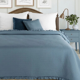 Narzuta pikowana granatowa z ozdobną falbanką NPG-04