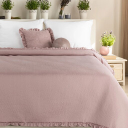 Narzuta pikowana pudrowa z ozdobną falbanką NPG-05