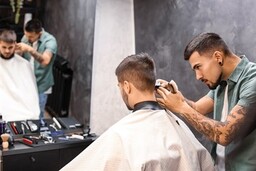 Męskie strzyżenie z naturalnym rytuałem pielęgnacyjnym w Krakowie