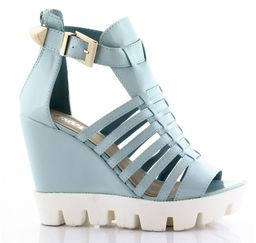 Błękitne sandały lakierowane na koturnie S-21