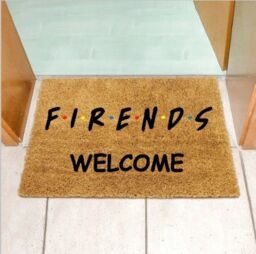 Wycieraczka kokosowa z napisem "FRIENDS WELCOME"
