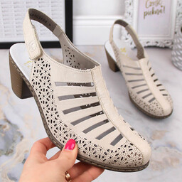 Skórzane komfortowe sandały damskie na obcasie beżowe Rieker