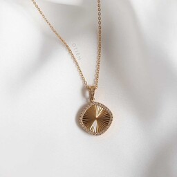 Naszyjnik złoty łagodny kwadrat cyrkonie mieniąca się ze