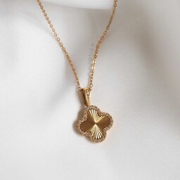 Naszyjnik złoty koniczynka z cyrkoniami mieniąca się ze