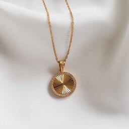 Naszyjnik złoty okrągła zawieszka z cyrkoniami mieniąca się