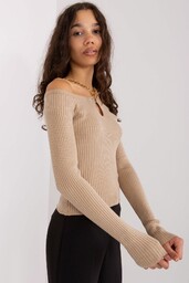 Beżowy sweter z odkrytymi ramionami i łańcuszkami