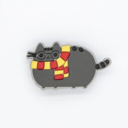 Przypinka do crocsów Pusheen w szaliku gryfindor