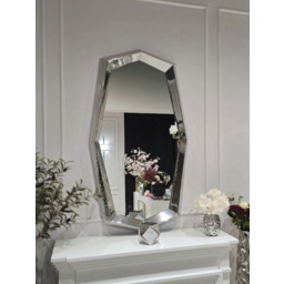 LUSTRO ŚCIENNE Monolith o geometrycznym kształcie, srebrna rama