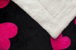 Jerry Fabrics Koc Sherpa 150x200 czarny różowy serca