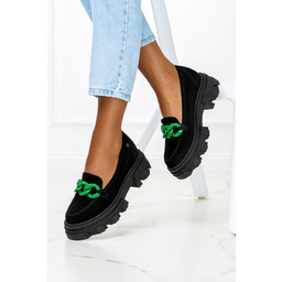 Czarne mokasyny Maciejka na platformie z zielonym łańcuchem