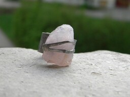 Surowy kwarc różowy - pierścionek