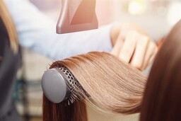 Stylowe strzyżenie i stylizacja włosów damskich w Piasecznie