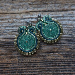 Pakamera Małe kolczyki sutasz z ozdobnym guzikiem