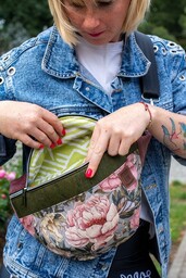 Pakamera Pastelowa różowa nerka damska w kwiaty KWIATOWA
