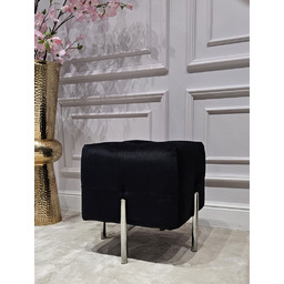 PUF na srebrnych, błyszczących nogach ze stali nierdzewnej,