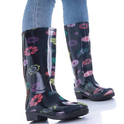 Czarne wysokie kalosze damskie w kwiaty