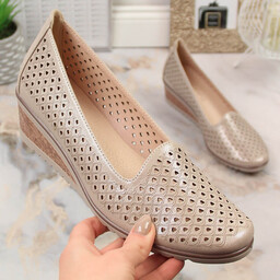 Półbuty damskie połyskujące na koturnie ażurowe beżowe Potocki