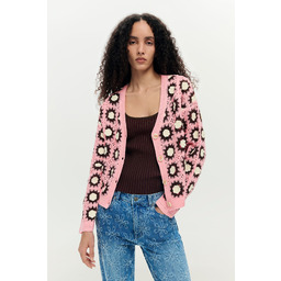 Różowy kardigan szydełkowy