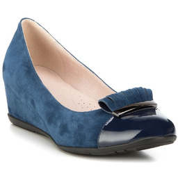 Damskie czółenka zamszowe z ozdobnie spiętymi frędzlami