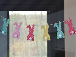 Girlanda DIY Króliczki z pomponikami na Wielkanoc -