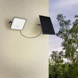 Kinkiet na pilota solarny regulowany nad garaż, altankę