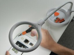 Lupa podświetlana 3 dioptrie fi100mm z klipsem