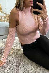 Różowy sweter w prążki z odsłoniętymi ramionami