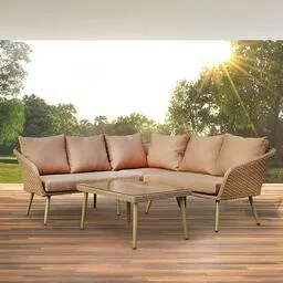 Duża sofa do ogrodu z miękkimi poduszkami pozwoli na komfortowy relaks na świeżym powietrzu