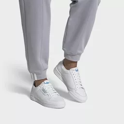 Buty damskie Adidas Continental 80 białe prezentacja noszenia Buty damskie Adidas Continental 80 białe prezentacja noszenia