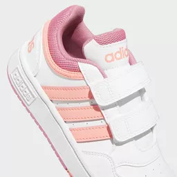 Buty Adidas Hoops dziecięce biało różowe widok od góry na cholewkę i na zapięcie