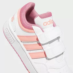 Buty Adidas Hoops dziecięce biało różowe widok od góry na cholewkę i na zapięcie Buty Adidas Hoops dziecięce biało różowe widok od góry na cholewkę i na zapięcie