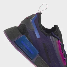 Buty Adidas NMD czarne z fioletowymi akcentami zbliżenie na cholewkę Buty Adidas NMD czarne z fioletowymi akcentami zbliżenie na cholewkę