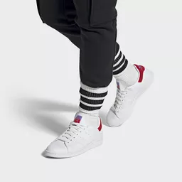 Buty Adidas Stan Smith białe z czerwonymi elementami prezentacja noszenia