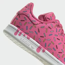 Buty Adidas Stan Smith różowe z posypką zbliżenie na cholewkę