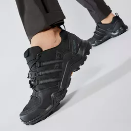 Buty Adidas Terrex Swift czarne prezentacja noszenia Buty Adidas Terrex Swift czarne prezentacja noszenia