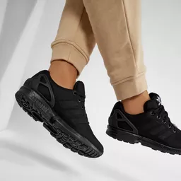 Buty Adidas ZX Flux czarne, prezentacja noszenia do dresów Buty Adidas ZX Flux czarne, prezentacja noszenia do dresów