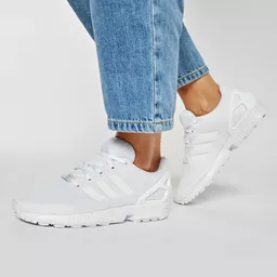 Buty Adidas ZX Flux białe, prezentacja noszenia do jasnych jeansów