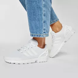 Buty Adidas ZX Flux białe, prezentacja noszenia do jasnych jeansów Buty Adidas ZX Flux białe, prezentacja noszenia do jasnych jeansów