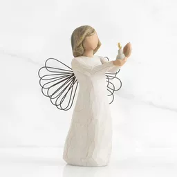 Piękna, drewniana figurka anioła ze świecą to doskonały pomysł na prezent