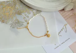 Bransoletka z pereł Anelis Atelier połączona ze złotym łańcuszkiem Bransoletka z pereł Anelis Atelier połączona ze złotym łańcuszkiem