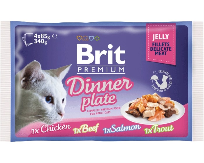 Opakowanie z czterema saszetkami z karmą Brit Premium Dinner Plate z kurczakiem, wołowiną, łososiem i pstrągiem