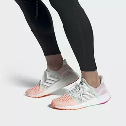 Buty damskie Adidas Ultraboost w różnych kolorach prezentacja noszenia Buty damskie Adidas Ultraboost w różnych kolorach prezentacja noszenia